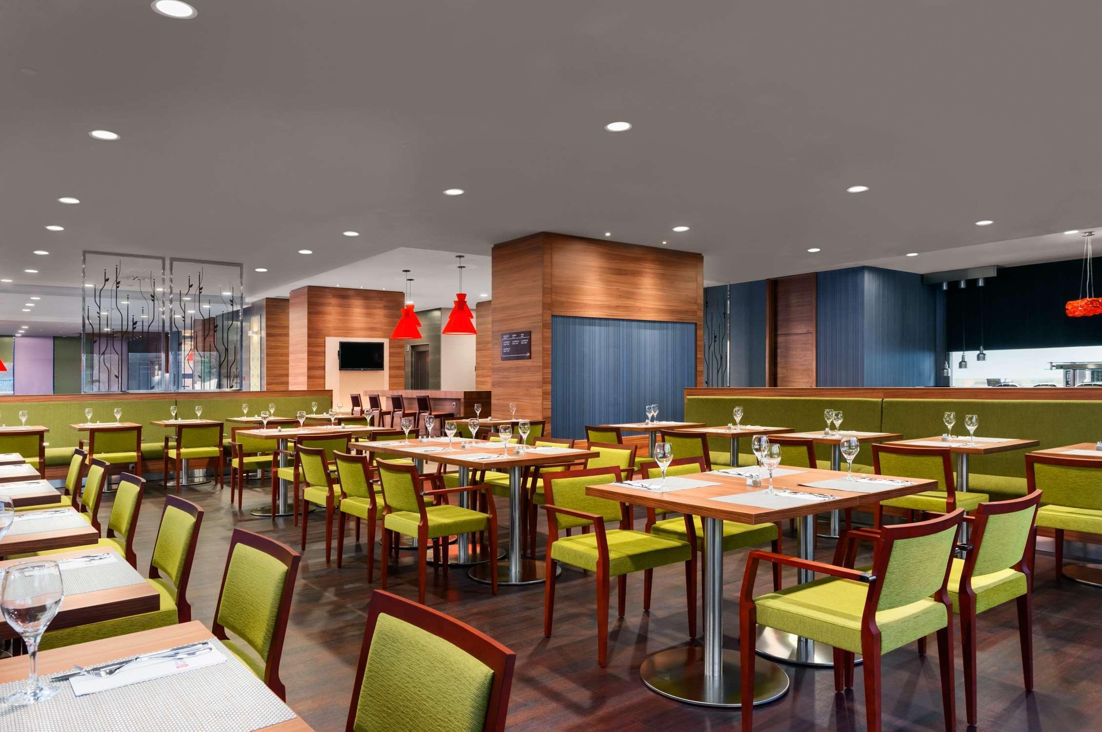 Hilton Garden Inn Sevilla Restaurace fotografie